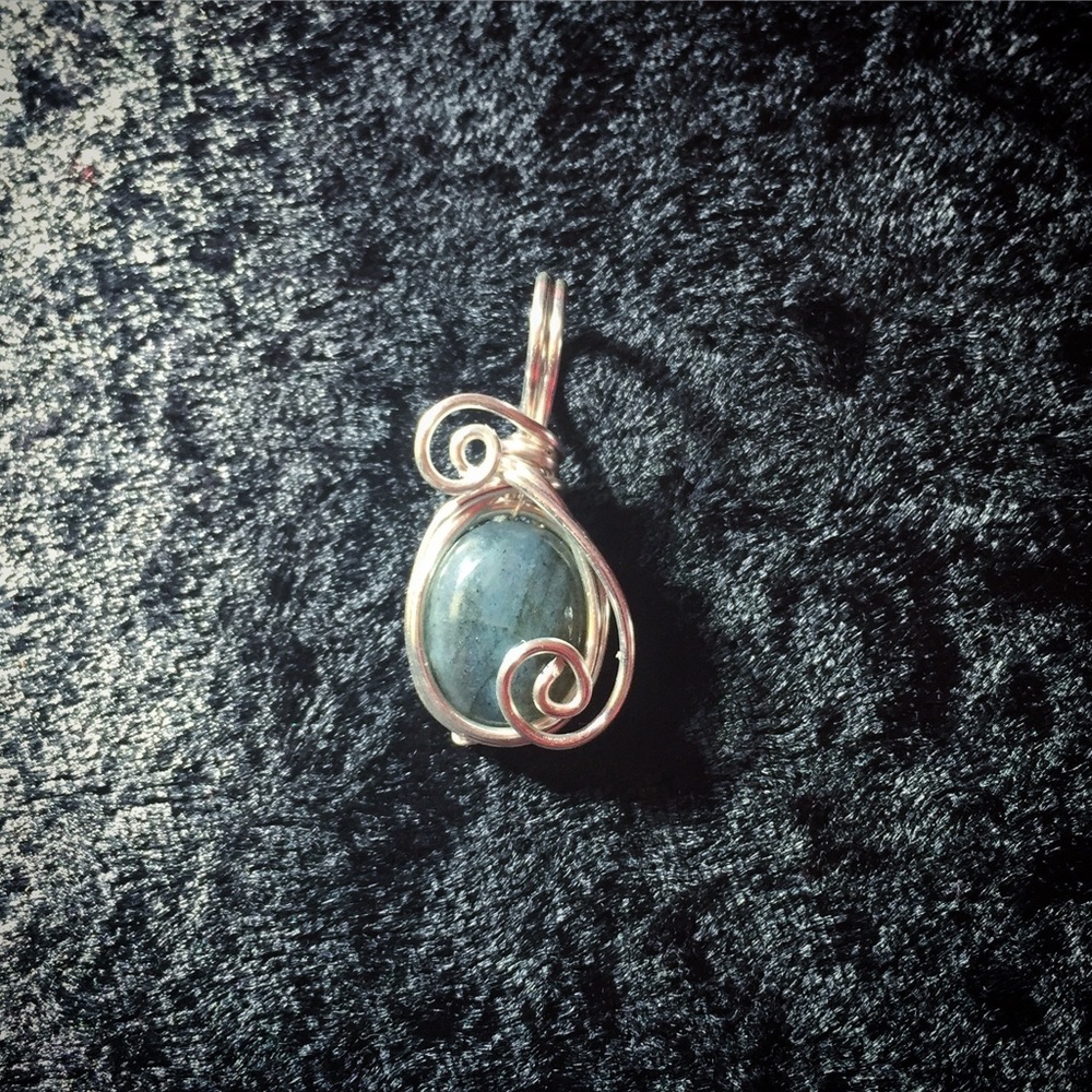 Mini labradorite pendant.